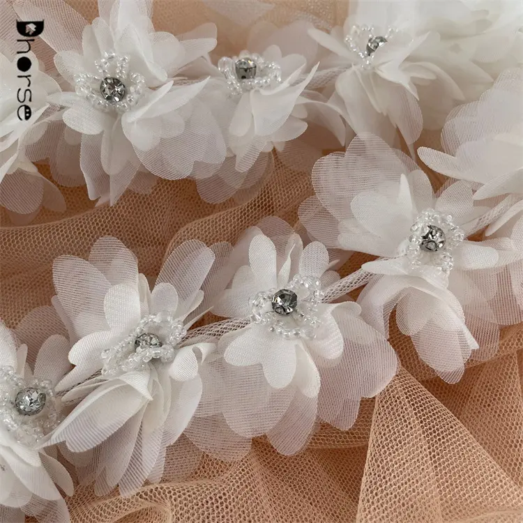 Vendite calde 6cm tessuto di tulle bianco disegni di ricami floreali gratuiti con strass e perline