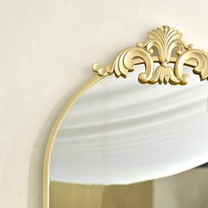 Espejo Decorativo de Pared con Marco Metálico Arqueado en Color Dorado para Sala de Estar - Product Image 5