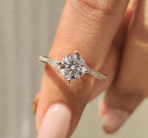 แหวนหมั้นเพชรเพาะเลี้ยง 1 กะรัต สำหรับผู้หญิง ทองคำแท้ 14k ปราศจากนิกเกิลและสารตะกั่ว ระดับความสะอาด VVS สี E F หรูหราอย่างยั่งยืน ขายส่ง - Product Image 1