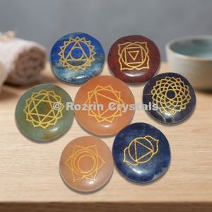 Cristaux Rozrin, ensemble de 7 cristaux chakra, pierres précieuses naturelles polies, symboles gravés à l'or, thème de l'amour, guérison Reiki, décoration pour la maison - Product Image 3