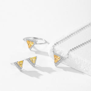 Collar con colgante triangular de circonita amarilla con corte escudo de plata de ley S925, versión de cobre personalizable - Regalo creativo para mujer - Product Image 4