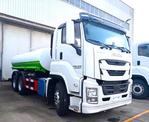 Camión Cisterna de Agua ISUZU Giga de Alto Rendimiento con Aspersor de Agua, con Tanque de Carbono y Acero Inoxidable de 10 a 15 CBM de Volumen - Product Image 1