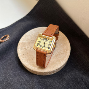 Montre pour femmes élégante avec cadran rectangulaire, montre de luxe pour femmes d'affaires avec chiffres romains et bracelet en cuir - Product Image 4