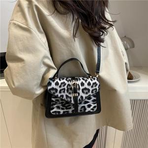 Nuevo bolso de piel sintética con estampado de leopardo, moderno y elegante, con correa de cuero y bolso de hombro con solapa. - Product Image 1