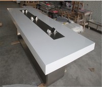 Table de conférence élégante en blanc glacier avec microphone, style moderne, pieds en acier inoxydable, prix