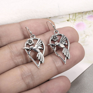 Orecchini Pendenti Vintage con Colibrì e Motivi Floreali per Donne, Gioielli di Moda Quotidiana - Product Image 3