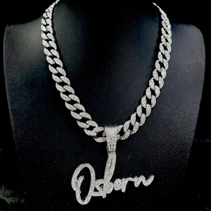 จี้ตัวอักษรแบบฮิปฮอปสไตล์ยุโรปอเมริกัน ประดับเพชรเต็มตัว ทำจากทองแดง พร้อมสร้อยไม้ไผ่ ดีไซน์เฉพาะตัว สไตล์อินสตาแกรม สำหรับผู้ชายและผู้หญิง พร้อมสลักชื่อ - Product Image 4