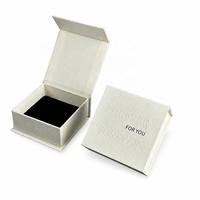 Boîte à bijoux magnétique rigide de style livre, avec couvercle rabattable, pour ranger les bagues et les colliers, en carton, emballage cadeau en papier, logo en relief
