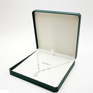 Set di Grandi Scatole Portagioie Quadrate Goffrate alla Moda per Anelli e Pendenti con Design Coperchio e Base - Product Image 6