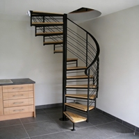 Escalier droit à mono-soleil en acier au carbone et bois massif, avec rampe à câbles brossés, pour intérieur, optimisant l'espace, Fourniture directe