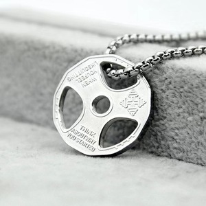 Collier Pendentif Haltère Fitness en Acier Inoxydable pour Homme, Design Géométrique, Bijou Sportif - Product Image 1