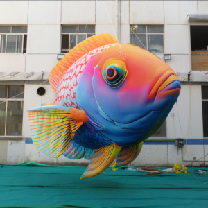 Publicidad para Promoción de Eventos: Modelos Inflables de Peces Tropicales, con Atmósfera Oceánica y Accesorios Decorativos Específicos para la Escena - Product Image 1