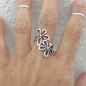 Anello Aperto Vintage con Motivo Floreale per Donne, Design Traforato Elegante e Semplice, Gioiello da Dito alla Moda - Product Image 5