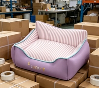 Canapé-lit pour animaux de compagnie en PU violet pastel, doublure à rayures verticales rose et blanches, dossier incurvé, enveloppement trois côtés, coussin lavable pour chien et chat