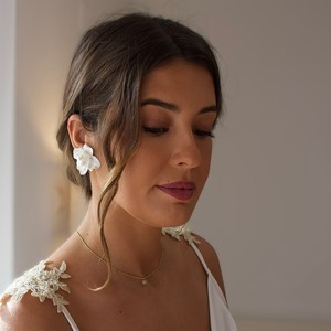 <span class=keywords><strong>Orecchini</strong></span> da sposa con petali di porcellana bianca <span class=keywords><strong>orecchini</strong></span> floreali in <span class=keywords><strong>argilla</strong></span> <span class=keywords><strong>polimerica</strong></span> a mano romantici gioielli da sposa - Product Image 2