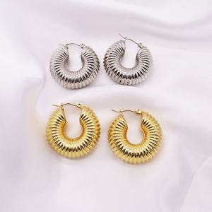 Boucles d'oreilles créoles tendance en acier inoxydable 304 plaqué PVD de haute qualité pour la vente en gros - Product Image 1