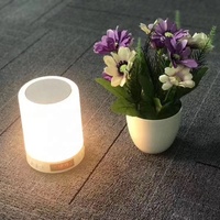 Lampe de chevet LED multifonctionnelle RVB à changement de couleur 2026 avec haut-parleur et réveil, portable en plastique