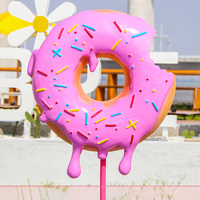 Sculpture de donut rose F005 avec empreinte de morsure et glaçure coulante, idéale pour la décoration intérieure et extérieure, adaptée à la sculpture