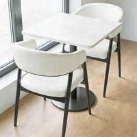 Mobilier de style simple pour pâtisserie et café, tables blanches sur mesure et tabourets rembourrés