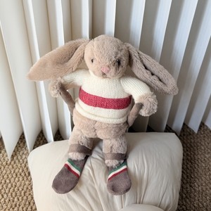 Nouvelle Peluche Lapin Skieur 2026 avec <span class=keywords><strong>Pull</strong></span> Tricoté, Poupée Lapin Doux Beige Abricot à Longues Oreilles <span class=keywords><strong>de</strong></span> 20 cm pour Cadeau d'Hiver - Product Image 1