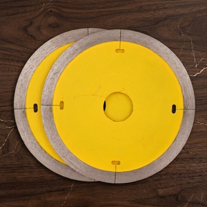 Lames de scie circulaires diamantées à pressage à chaud pour turbines, utilisées pour la découpe de carreaux et de verre en conditions sèches et humides - Product Image 1