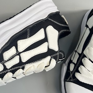Zapatillas de Lona con Suela Gruesa y Diseño Desestructurado de Esqueleto en Blanco y Negro - Product Image 6