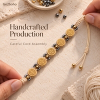 Bracelet tressé ajustable Go2boho avec cinq médaillons croisés, accents plaqués or et design religieux catholique