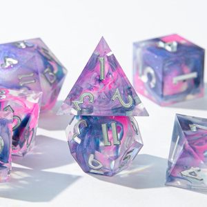 Juego de 7 Dados DND de Colores Variados - Dados de Resina con Bordes Afilados y Caja de Hierro para Regalo de Jefe de Mazmorra - Product Image 1