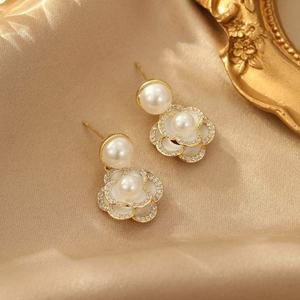 Boucles d'oreilles rétro françaises en zircon camélia pour femmes, boucles d'oreilles à breloques en perles blanches, plaquées or, cuivre, coupe princesse, vintage, pour cadeaux - Product Image 5