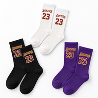 Chaussettes de sport mi-mollet blanches personnalisées, avec motifs tricotés chiffres et lettres, possibilité d'ajouter un logo, texte et couleurs personnalisés pour les tenues d'équipe