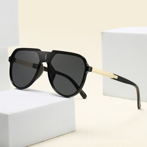 Nuovi Occhiali da Sole Quadrati con Lente Unica, Protezione dai Raggi UV, Adatti sia per Uomini che per Donne - Product Image 2