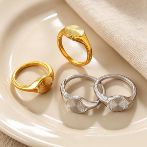 Anillo ovalado de oro con circonita, minimalista, elegante, con diseño de espiral múltiple, estilo nicho, ajustable, joyería para mujer - Product Image 1