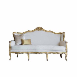 Divano a 3 Posti in Stile <span class=keywords><strong>Rococò</strong></span> Francese, Arredamento per Soggiorno, Struttura in Legno Massello Intagliato, Finitura Oro Antico, Rivestimento Crema, Gambe Cabriole - Product Image 1