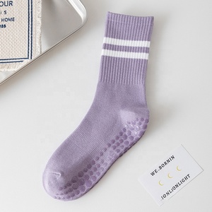 Calcetines de yoga y pilates para mujer, de media pantorrilla, antideslizantes, antibacterianos, con logo en el puño y la planta, de algodón, venta al por mayor 2026 - Product Image 4