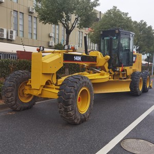รถเกรดเดอร์ Caterpillar 140H มือสอง พร้อมระบบไฮดรอลิก ควบคุมทิศทางด้วยระบบไฮดรอลิก และอุปกรณ์ขูดถนนครบชุด - Product Image 1