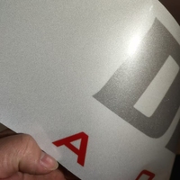 Las pegatinas de vinilo reflectantes de advertencia de seguridad universales con logotipo personalizado reflejan todas las fuentes de luz para montar de noche en cascos de motocicleta