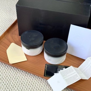 Vela Aromática de Cerámica de Lujo con Doble C, Fragancia Clásica en Blanco y Negro, Regalo para Mujeres, Relajante para el Cuerpo - Product Image 3
