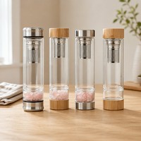 Bouteille d'eau énergétique en verre borosilicate avec copeaux de cristal naturel, pierres de guérison, infuseur à thé et couvercle en bambou – Vente en gros