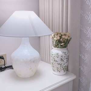 럭셔리 세라믹 화이트 테이블 램프 침실 호텔 따뜻한 조명 침대 옆 램프 로맨틱 커피숍 레스토랑 테이블 장식 오라멘트 - Product Image 4