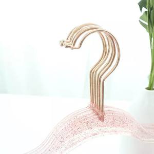 Cintres transparents Cintres antidérapants pour costumes peu encombrants Cintres acryliques à paillettes en poudre d'or - Product Image 4