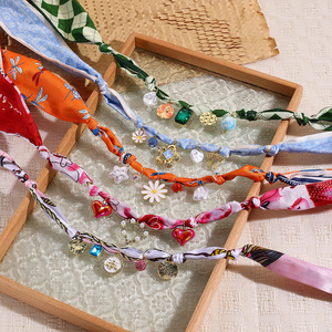Collar de Seda Suave y Transpirable con Múltiples Dijes, Diseño Exclusivo, Estilo Dopamina, Tendencia en Joyería para Minoristas de Boutiques en Línea - Product Image 2