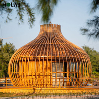 Cabane de tourisme panoramique de style moderne avec éclairage néon coloré en forme de cage à oiseaux, point de repère nocturne, pod de glamping de luxe, maison préfabriquée