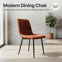Chaise de salle à manger moderne marron rembourrée avec dossier et assise capitonnés à cannelures verticales, pieds en métal noir pour la maison, les restaurants et les hôtels
