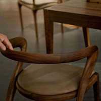 Chaise de salle à manger moderne MULIGNA en cuir et bois massif de chêne pour table à manger
