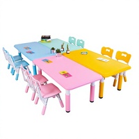 Meubles de classe pour maternelle au design de dessin animé, bureaux et chaises réglables