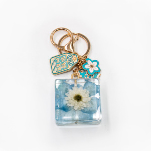 Porte-clés mousqueton en alliage de résine avec fleurs séchées Benji, forme personnalisable, logo sérigraphié, marguerite blanche durable - Product Image 5