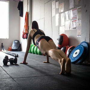 15-30mm <span class=keywords><strong>SBR</strong></span> 컬러+재생 고무 입자 방수 내마모성 미끄럼 방지 맞춤 색상 CE 인증 헬스장 고무 - Product Image 4