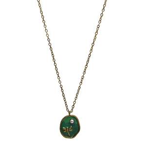 Collar con Colgante de Moda, Libélula de Esmalte Verde, Dije de Perla, Chapado en Oro, Acero Inoxidable, Joyería Sostenible y Resistente - Product Image 1