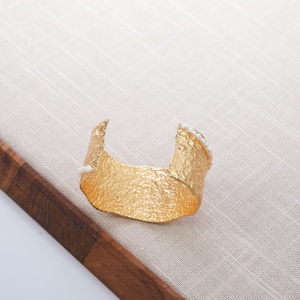 Brazalete Abierto Grueso de Latón con Baño de Oro PVD de Nuevo Diseño DOZM para Mujer, Estilo Martillado Irregular, a la Moda - Product Image 5