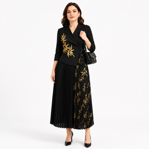 Elegantes Designer-Set im Miyake-Stil: Wickelblazer mit gekerbtem Kragen und plissiertem Rock mit Goldprint-Patchwork - Product Image 1